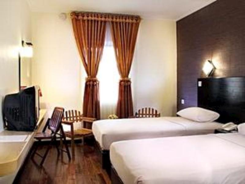 Mervit Hotel Паданг Екстериор снимка